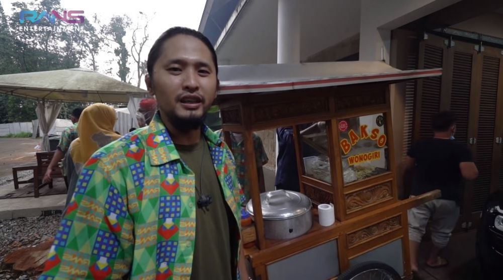 Ingin jajan, intip 10 potret Nagita borong 4 pedagang gerobak ke rumah