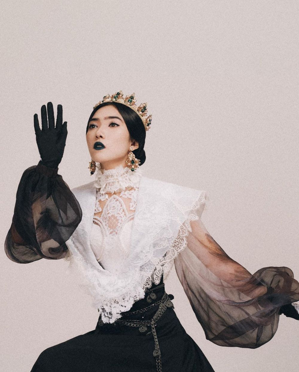 7 Pemotretan Isyana Sarasvati untuk single terbaru, bak ratu Eropa