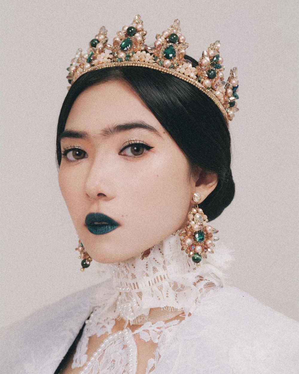 7 Pemotretan Isyana Sarasvati untuk single terbaru, bak ratu Eropa