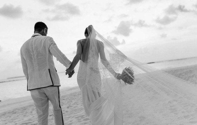 6 Momen pernikahan Julie Estelle, diselenggarakan di Maldives