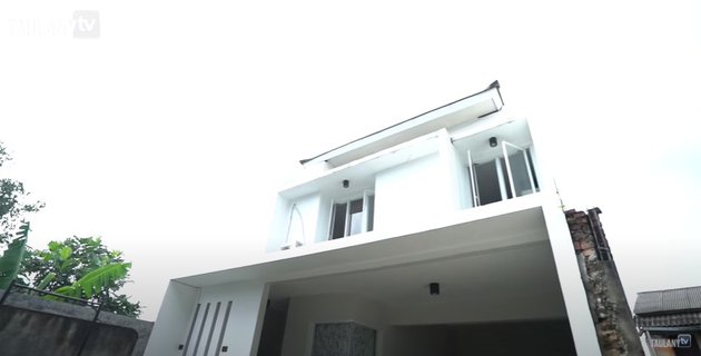 7 Potret rumah Cristian Gonzales di Jakarta, minimalis serba putih