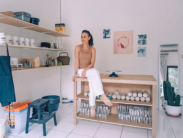Punya hobi baru, intip 8 potret studio keramik Sophia Latjuba