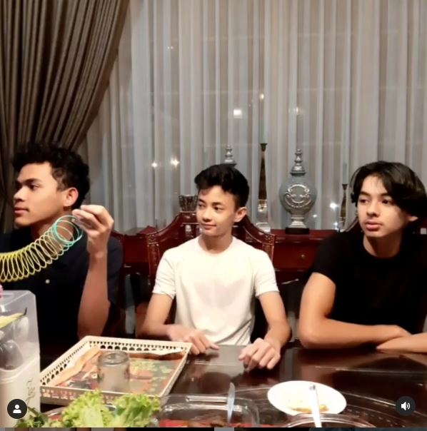 9 Potret ganteng Tirta Syach, anak Attila Syach yang beranjak remaja