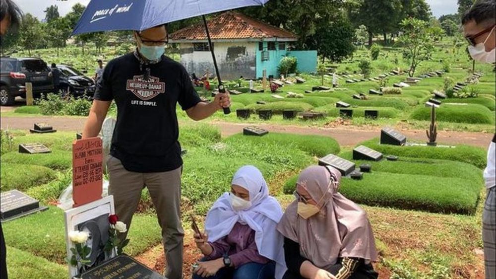 6 Momen artis ziarah ke makam Rina Gunawan, penuh haru
