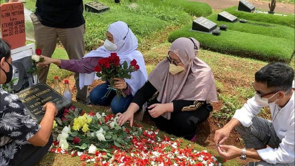 6 Momen artis ziarah ke makam Rina Gunawan, penuh haru