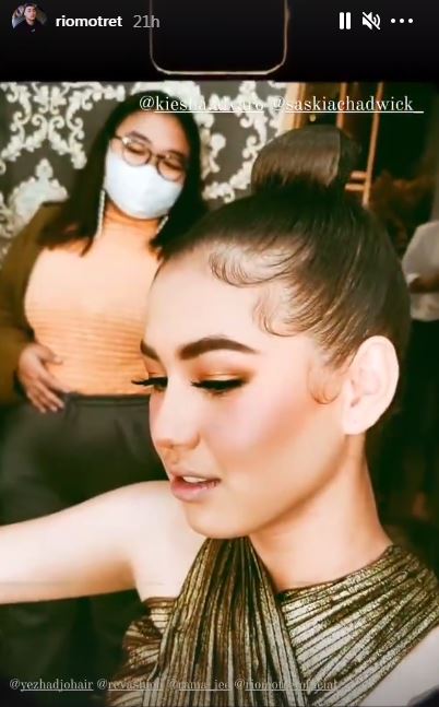 9 Gaya pemotretan terbaru Kiesha Alvaro & Saskia Chadwick, bikin baper