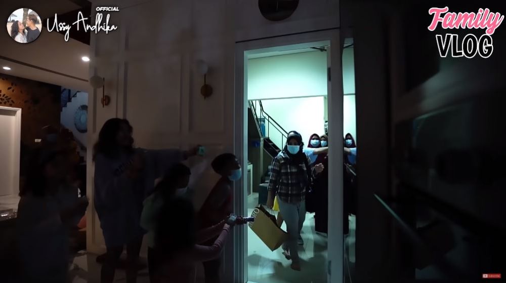 10 Momen Ussy beri kejutan ultah untuk asistennya, penuh kebahagiaan