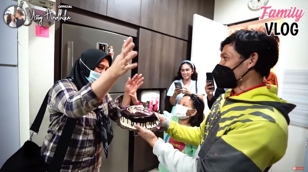 10 Momen Ussy beri kejutan ultah untuk asistennya, penuh kebahagiaan