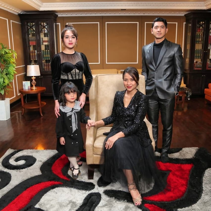 5 Potret keluarga Aldebaran bertema hitam, Arya Saloka gagah maksimal