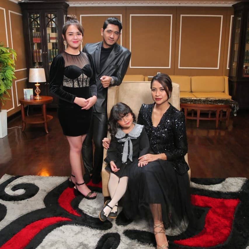 5 Potret keluarga Aldebaran bertema hitam, Arya Saloka gagah maksimal