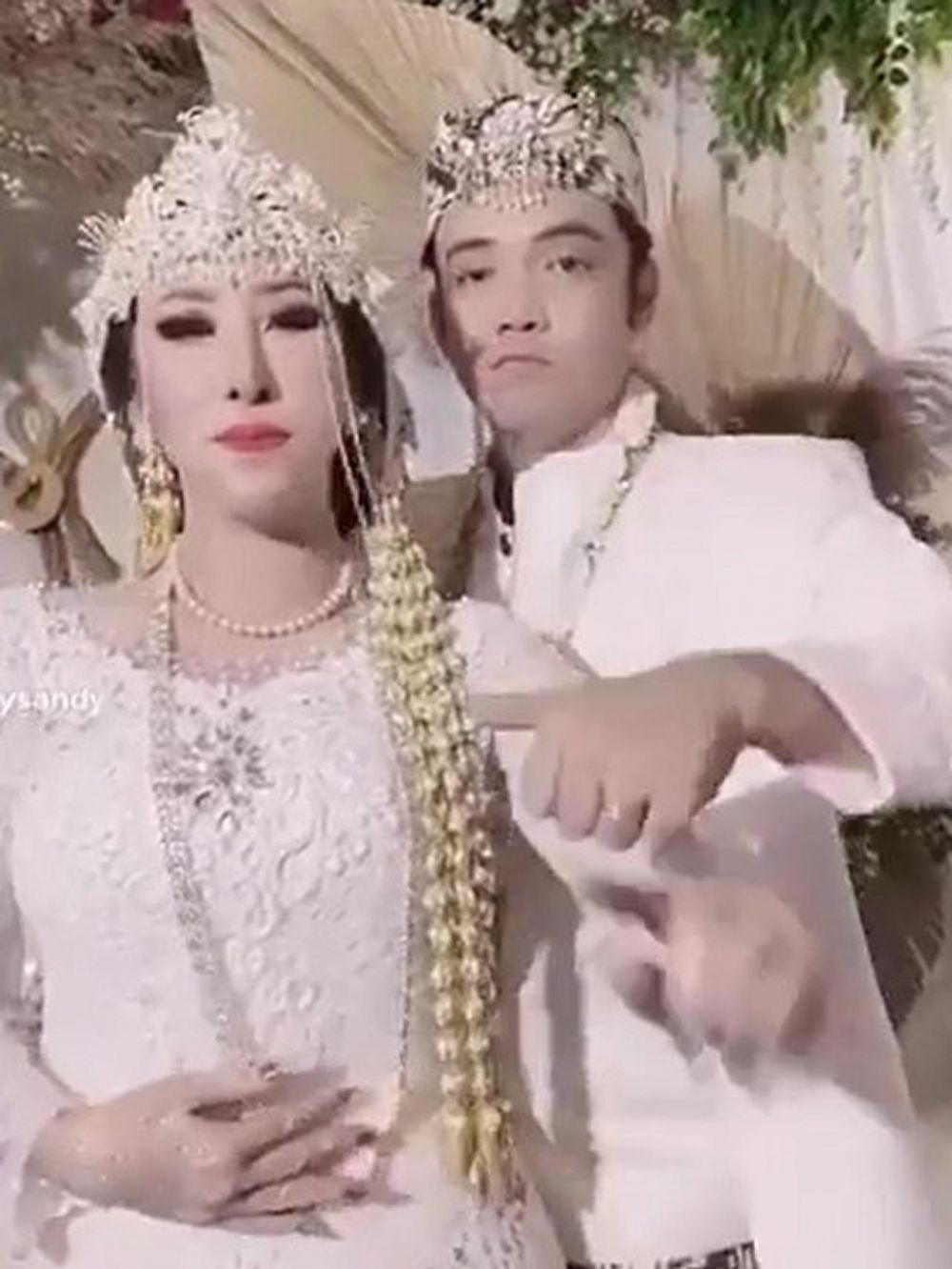 7 Momen pernikahan Sandy Tumiwa dan Henny Mona, penuh keseruan