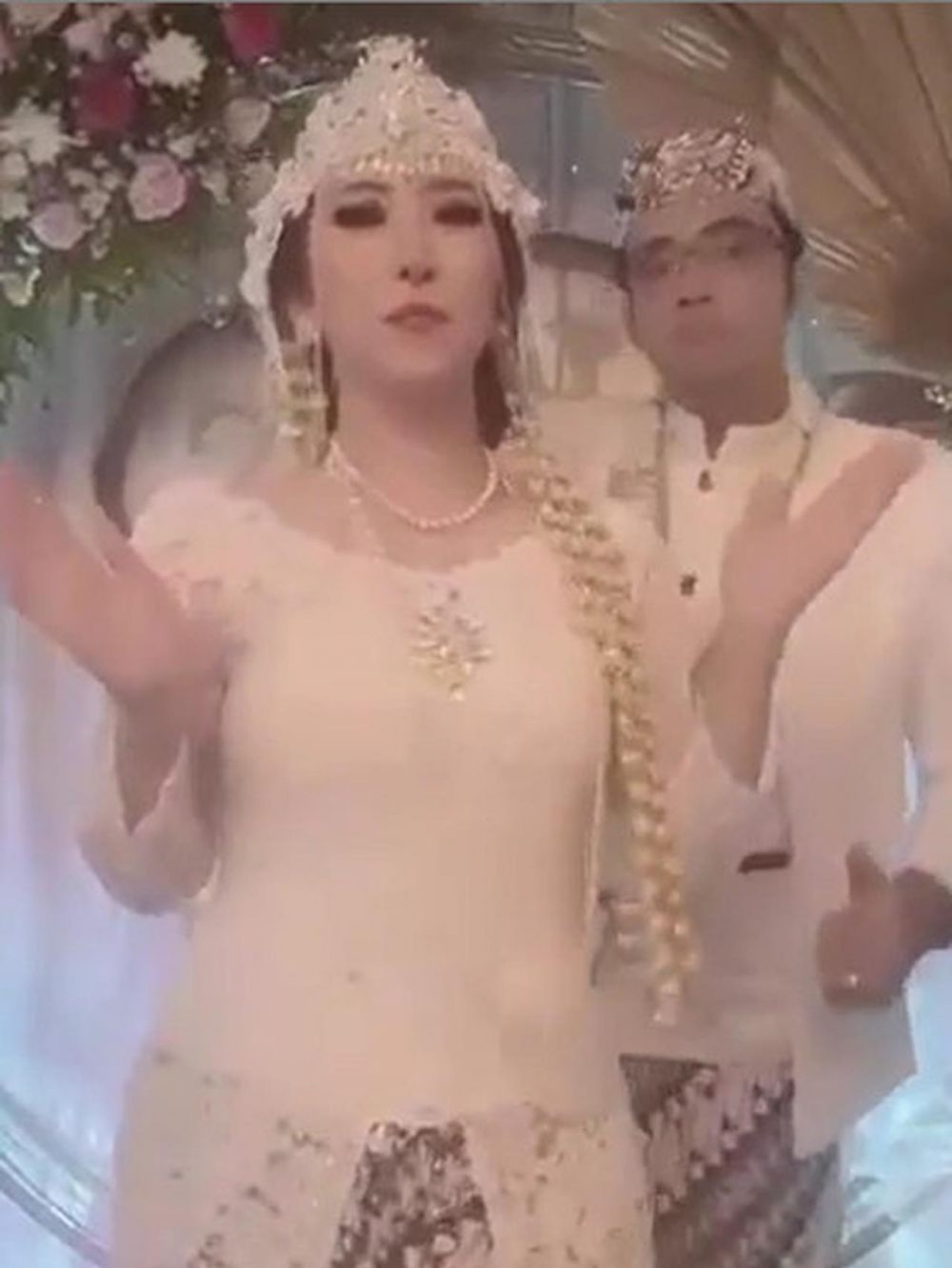 7 Momen pernikahan Sandy Tumiwa dan Henny Mona, penuh keseruan