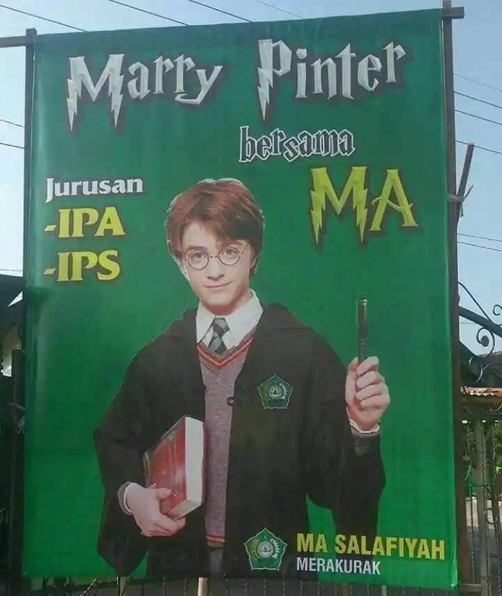 10 Spanduk dan baliho 'rawan salah paham' ini bikin lihat dua kali