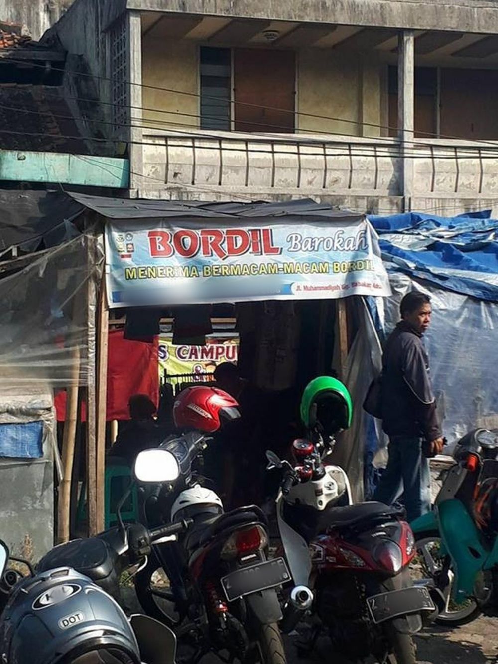 10 Spanduk dan baliho 'rawan salah paham' ini bikin lihat dua kali