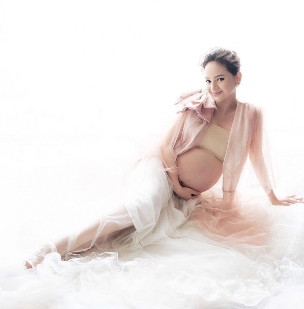 10 Gaya pemotretan maternity Angelica Simperler, anggun dan menawan