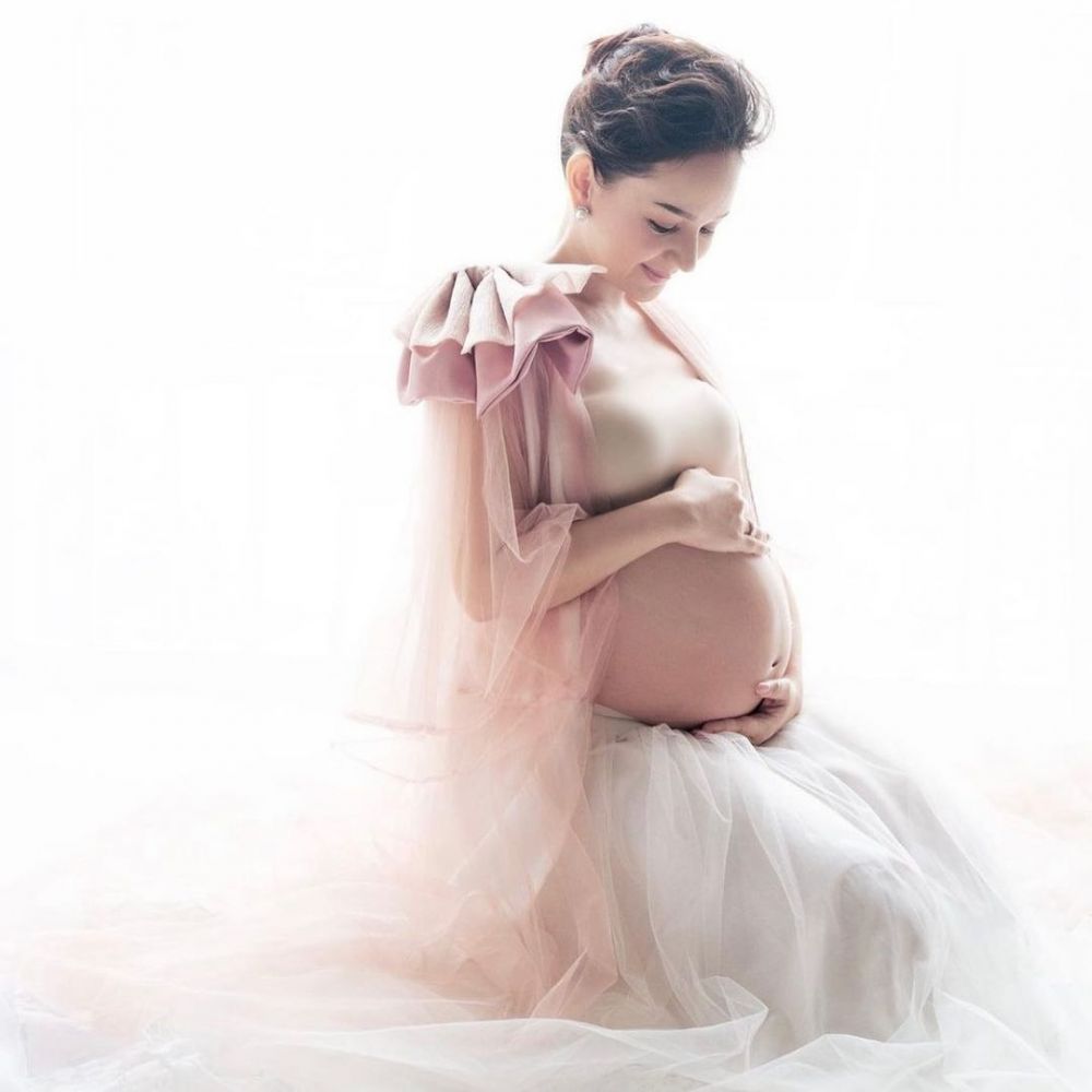 10 Gaya pemotretan maternity Angelica Simperler, anggun dan menawan