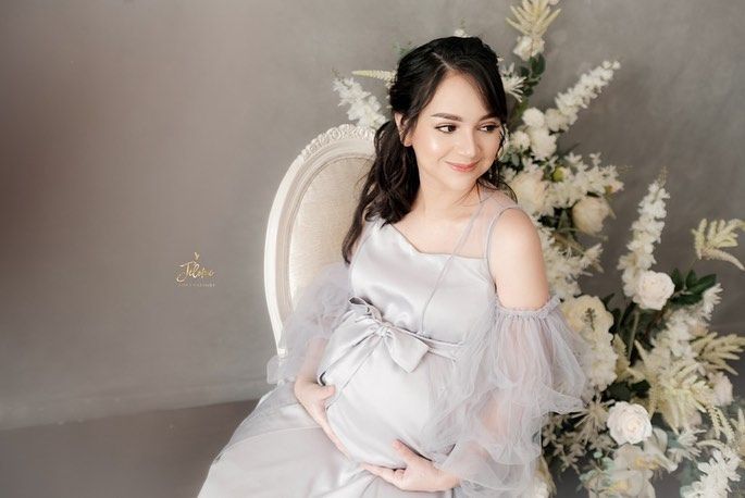 10 Gaya pemotretan maternity Angelica Simperler, anggun dan menawan