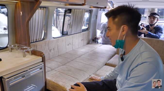 10 Momen Baim Wong beli bus buat jalan-jalan, fasilitasnya keren abis