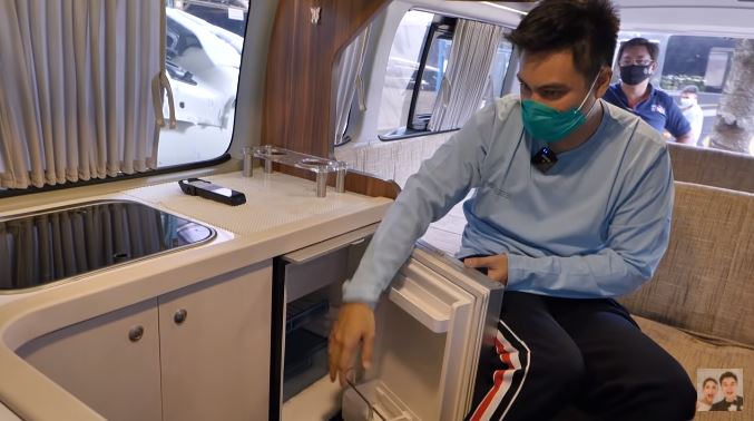 10 Momen Baim Wong beli bus buat jalan-jalan, fasilitasnya keren abis