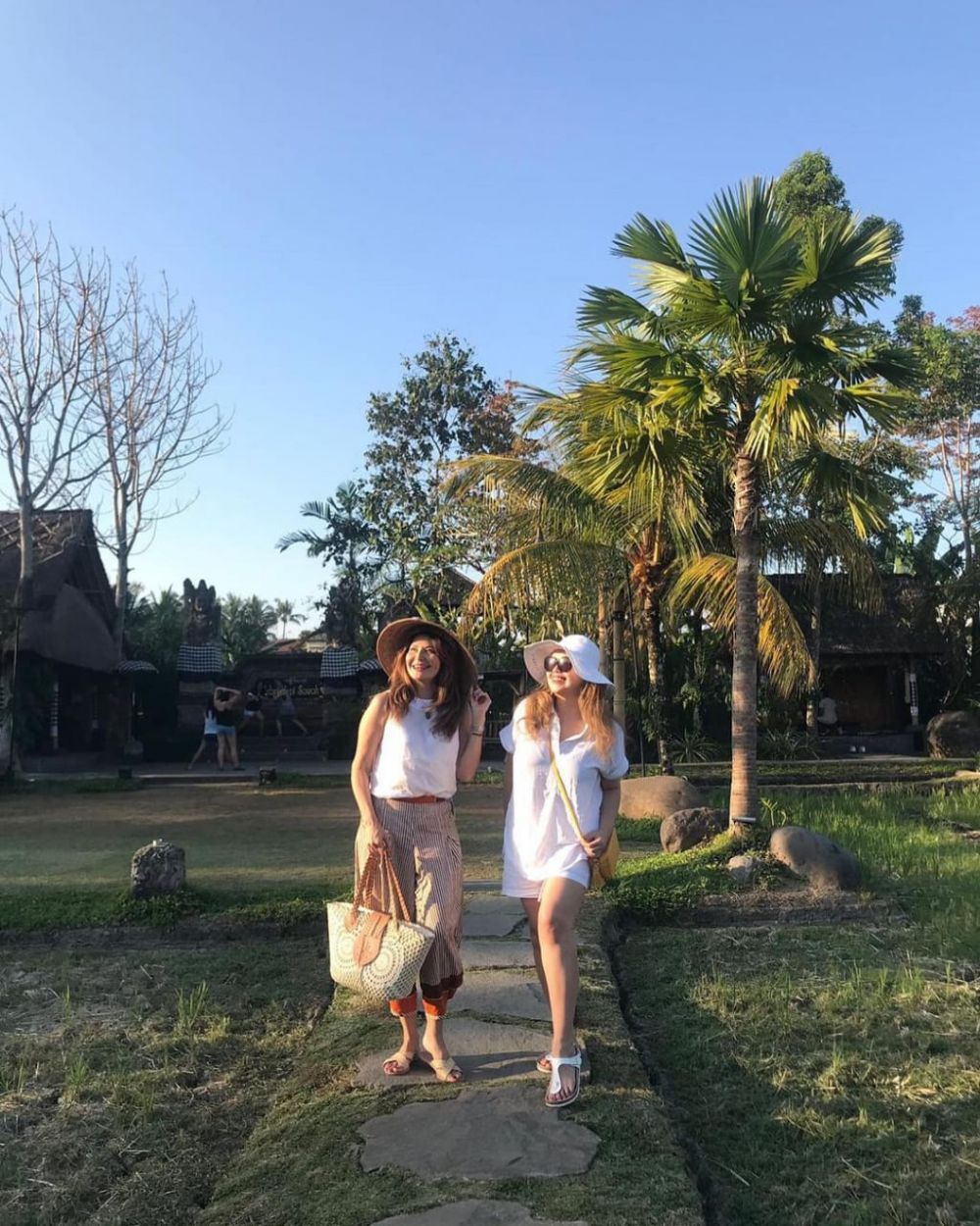 10 Potret kompak Tamara Bleszynski dan Cindy Claudia, sahabat dari SMA