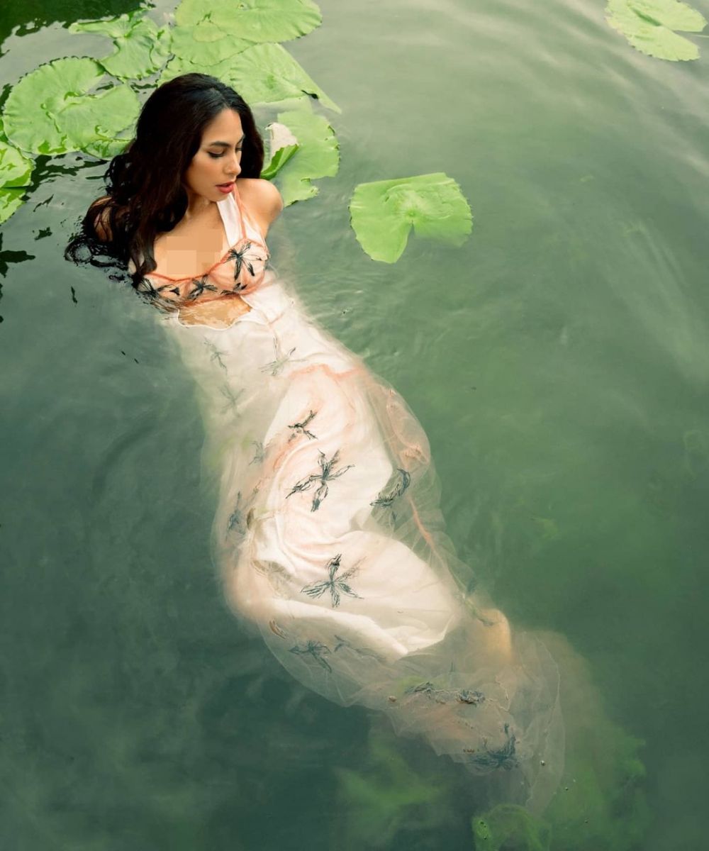 7 Gaya pemotretan Valerie Thomas berendam di kolam, memesona