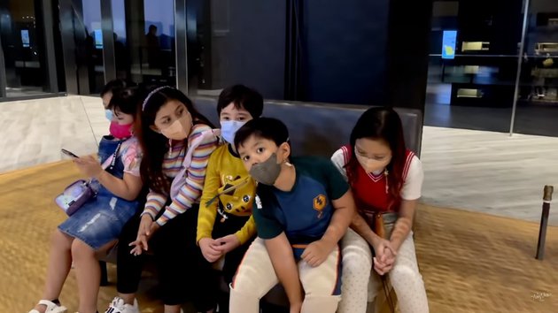 8 Momen Nisya Ahmad sewa studio bioskop buat nonton bareng keluarga