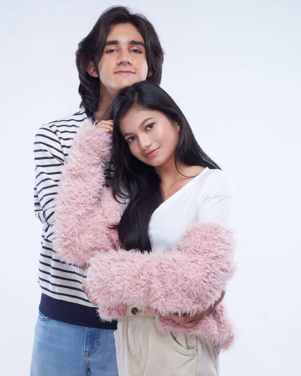 9 Gaya pasangan 'Dari Jendela SMP' saat pemotretan, bikin baper