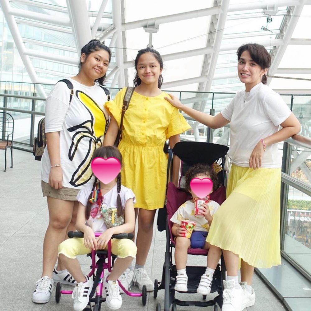 6 Momen kompak seleb dengan anak angkatnya, curi perhatian