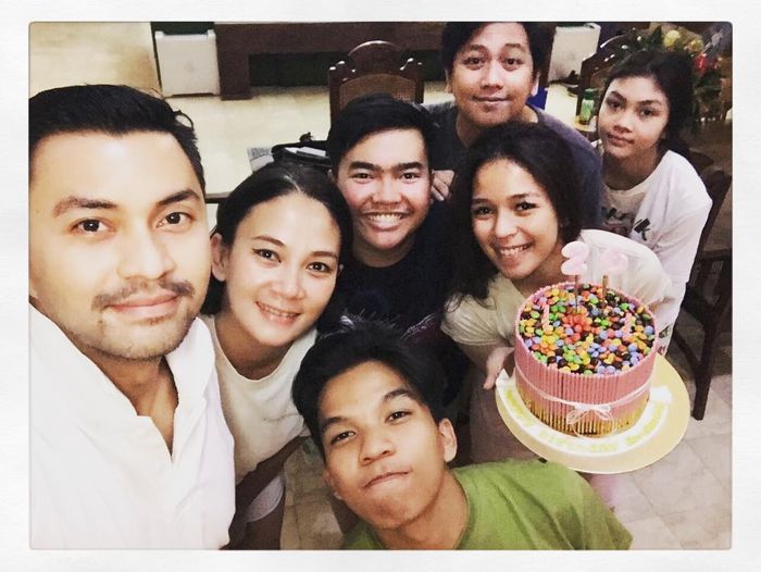 6 Momen kompak seleb dengan anak angkatnya, curi perhatian