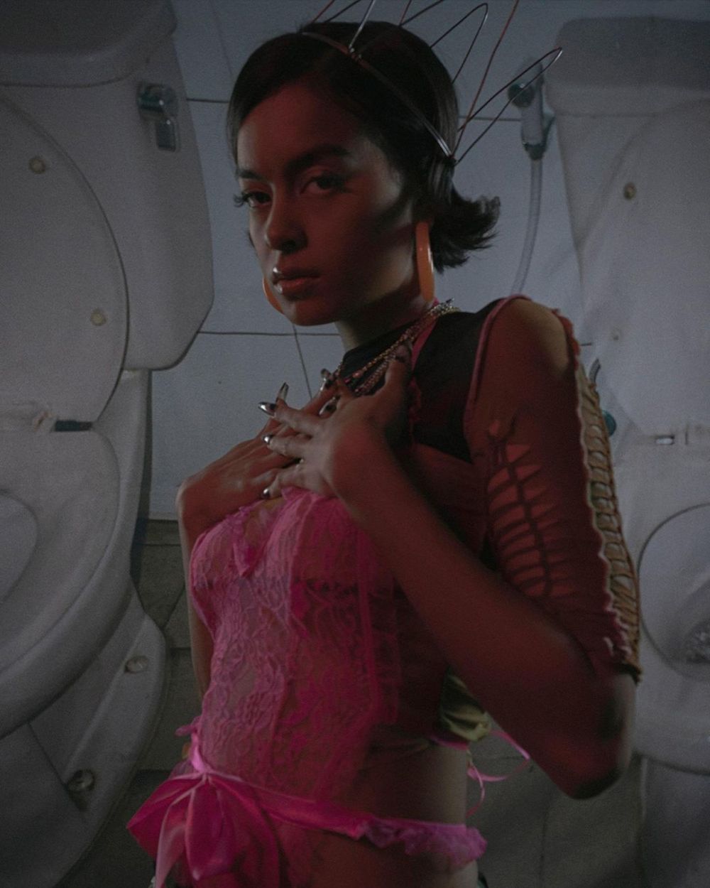 12 Pemotretan Eva Celia dengan gaya etnik, bikin pangling