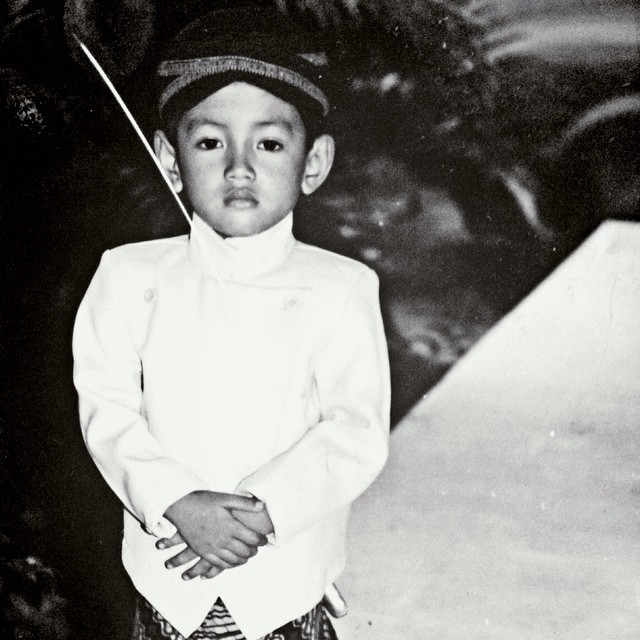 Potret masa kecil 7 seleb cowok dengan busana adat Jawa, gagah banget