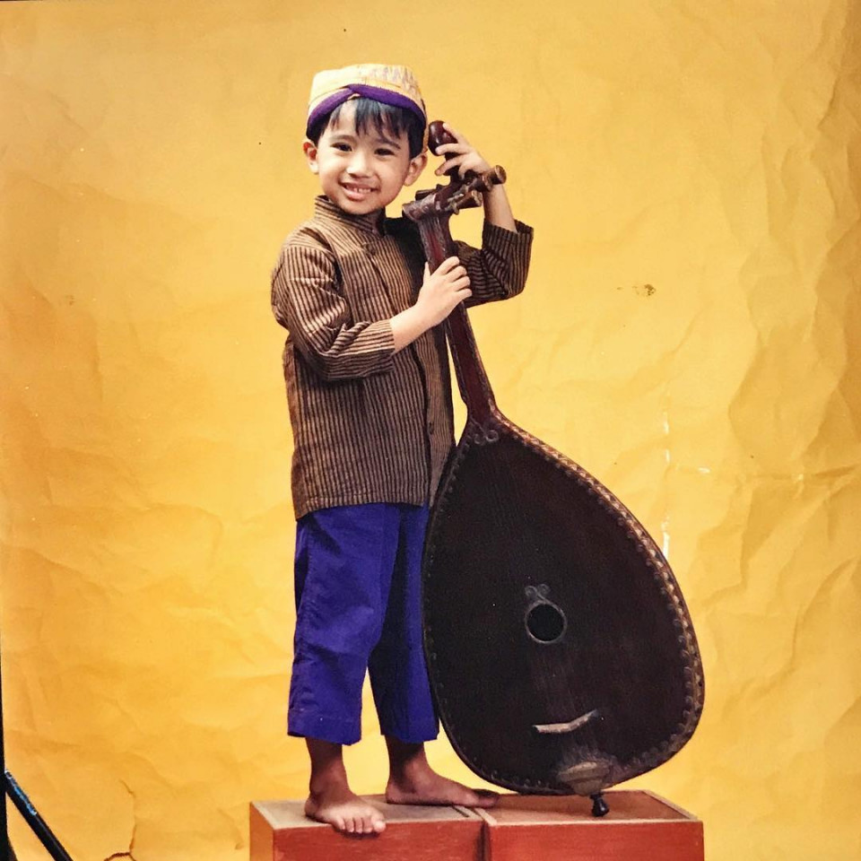 Potret masa kecil 7 seleb cowok dengan busana adat Jawa, gagah banget