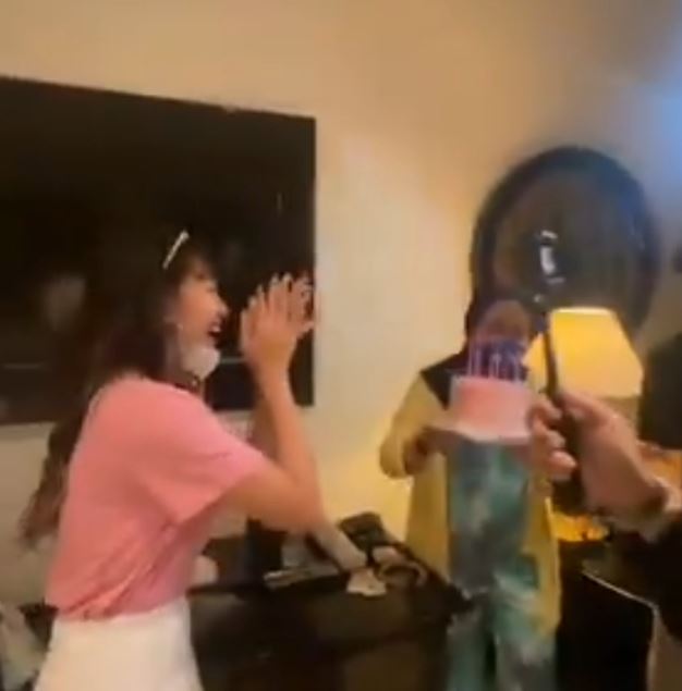 10 Momen kejutan ultah Ghea Indrawari ke-23, kuenya curi perhatian