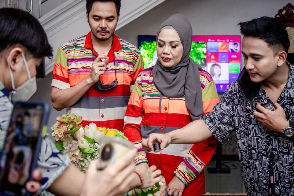 10 Momen ulang tahun Aher suami Elly Sugigi, bertema piyama