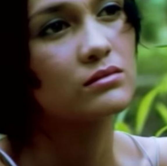 Gaya 10 seleb blasteran saat jadi model video klip, memesona maksimal