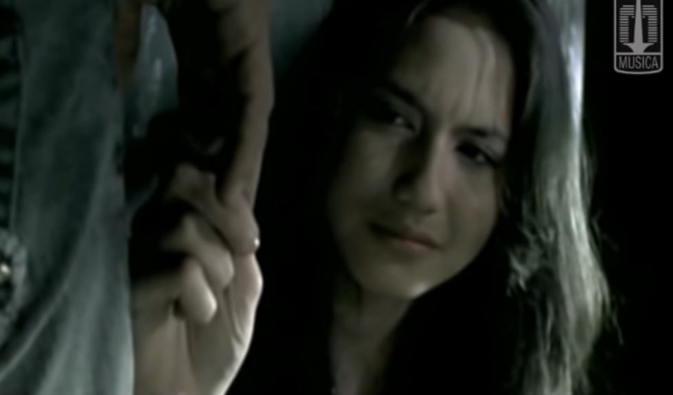 Gaya 10 seleb blasteran saat jadi model video klip, memesona maksimal