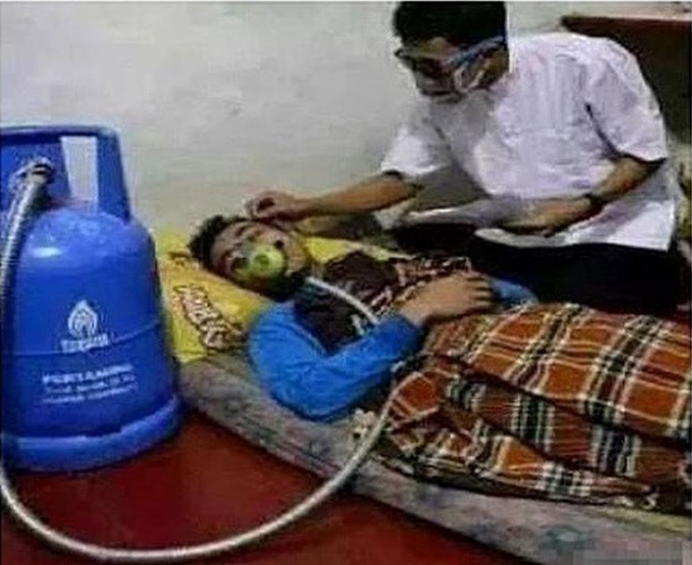 10 Momen lucu pura-pura sakit ini bikin senyum kesal