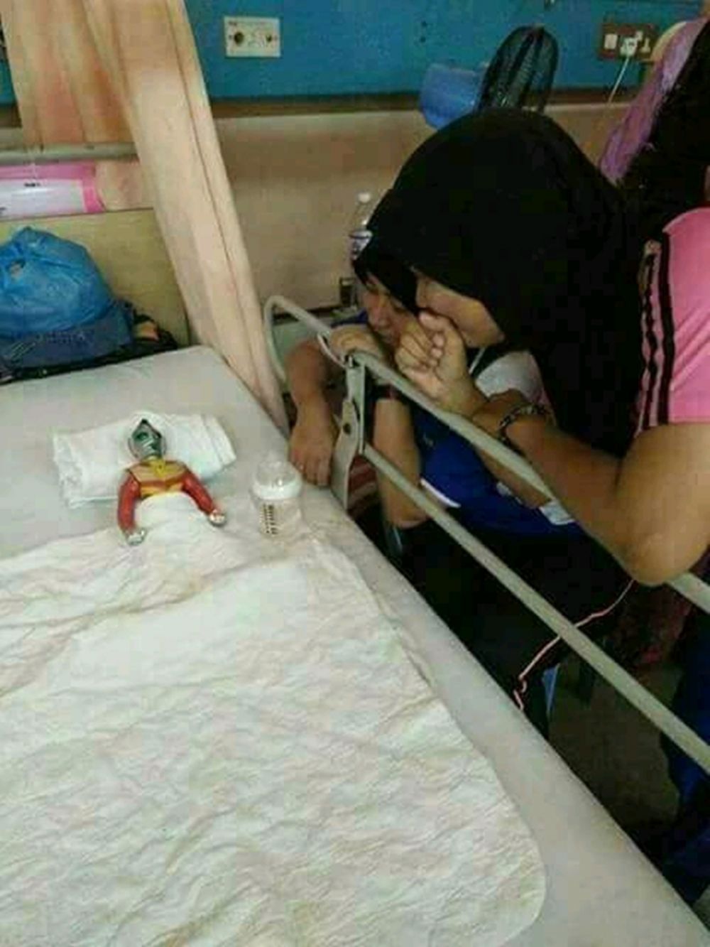 10 Momen lucu pura-pura sakit ini bikin senyum kesal