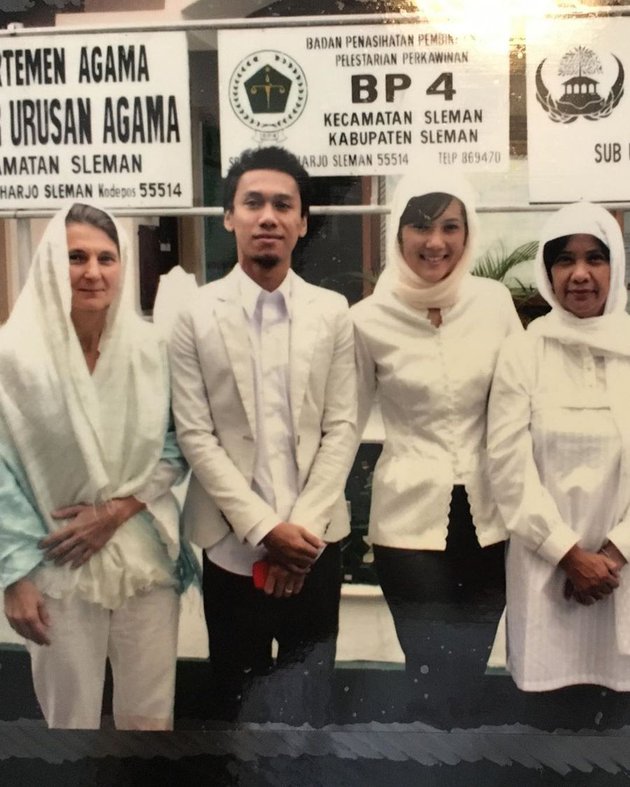 Potret 6 pasang seleb menikah di KUA, sederhana dan penuh kebahagiaan