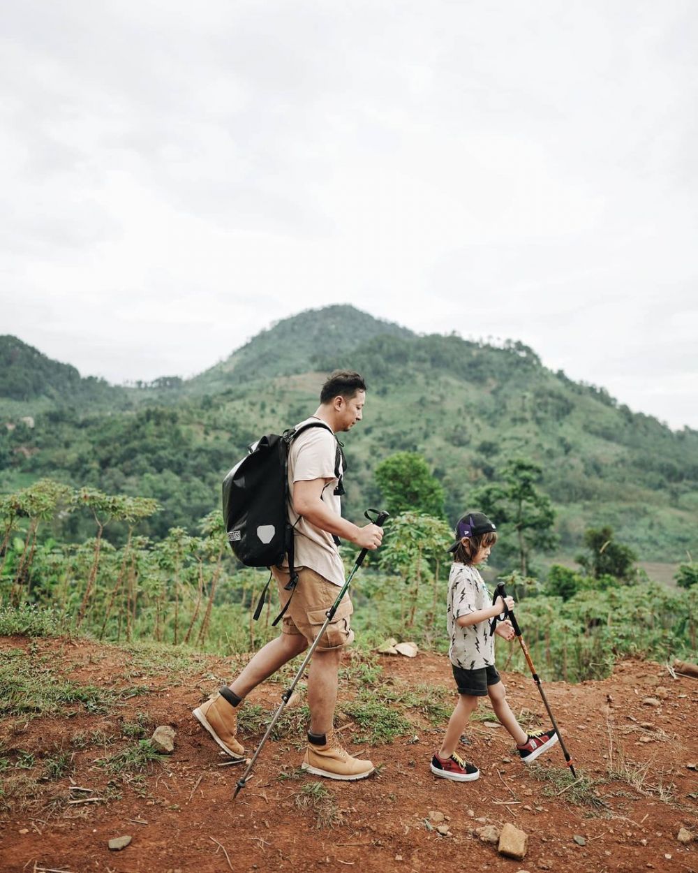 8 Momen Ringgo Agus trekking bareng Bjorka, mandi di curug