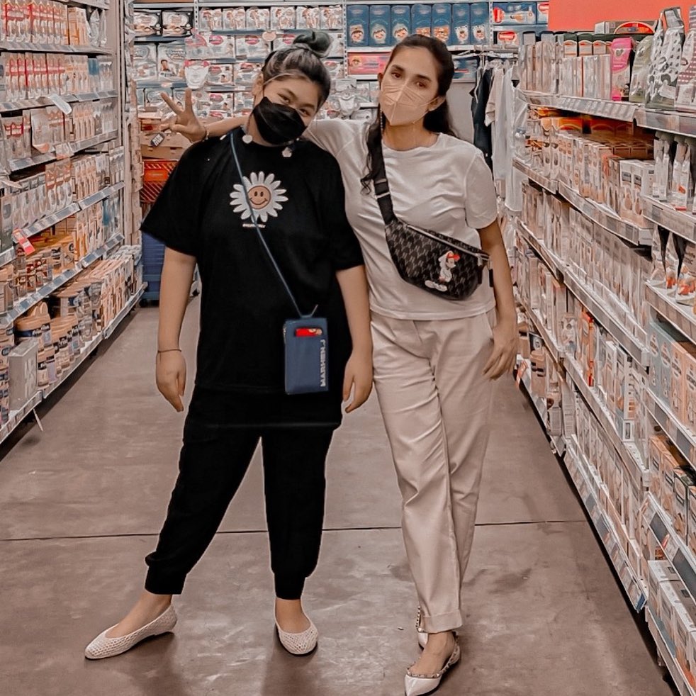 10 Potret kompak Ussy Sulistiawaty dan anak sulungnya, bak kakak adik