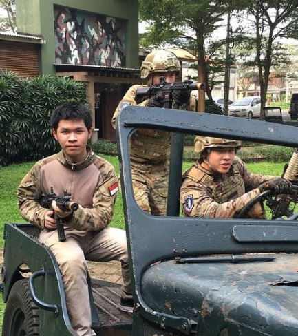 10 Aksi nyentrik Nicholas Sean main Airsoft Gun, curi perhatian