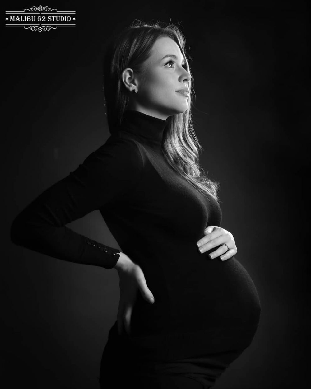 Hamil anak pertama, ini 5 gaya maternity shoot istri Randy Pangalila