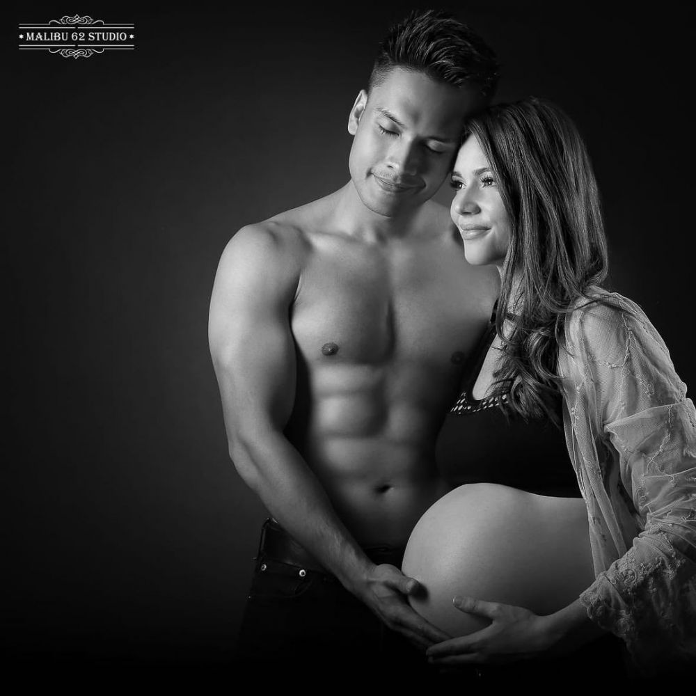 Hamil anak pertama, ini 5 gaya maternity shoot istri Randy Pangalila