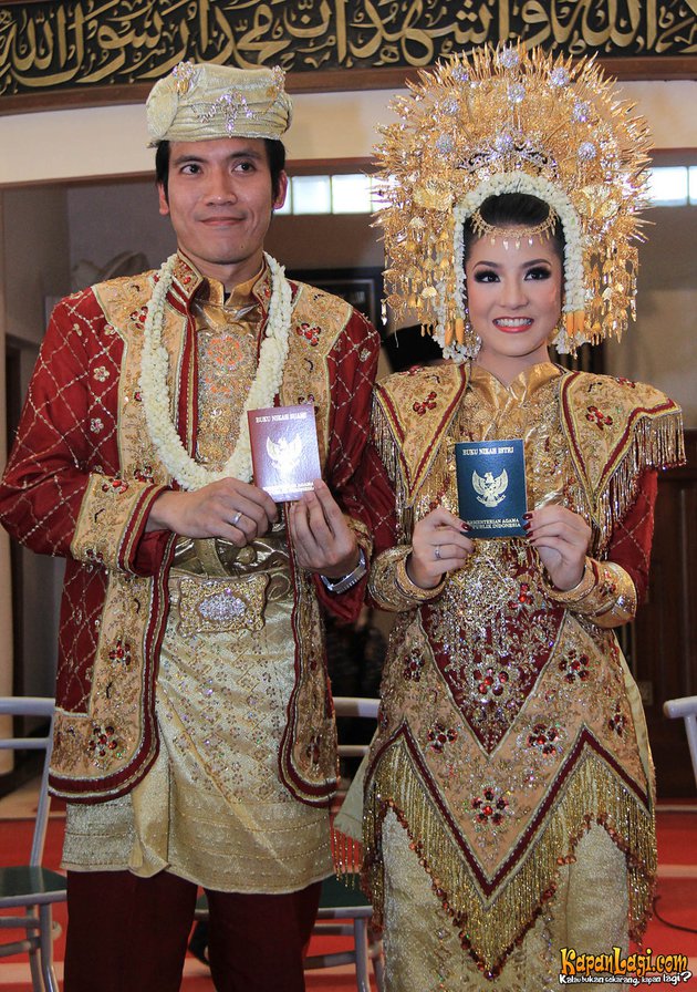 Beda gaya pernikahan 10 seleb yang terpaut usia 15 tahun lebih