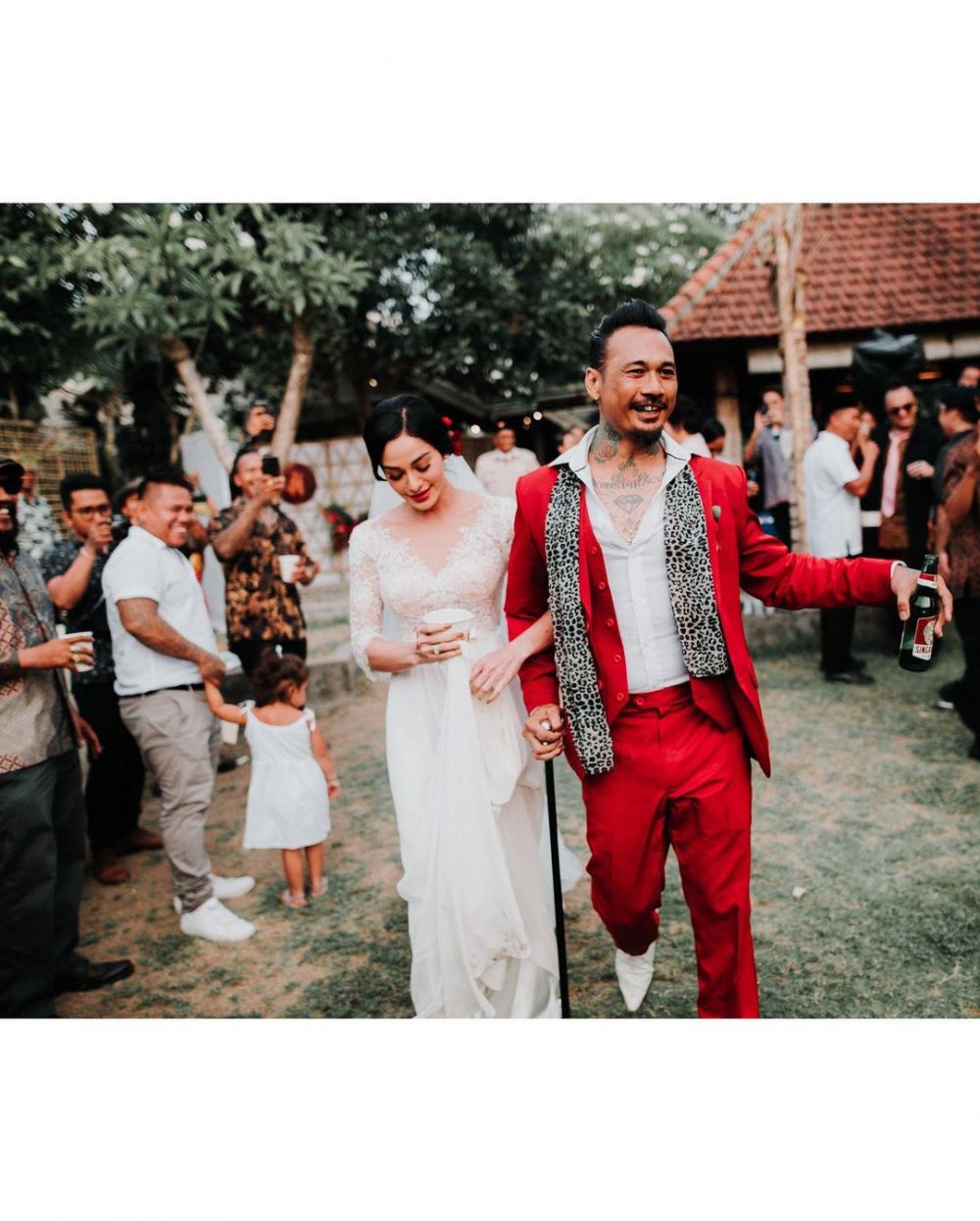 Beda gaya pernikahan 10 seleb yang terpaut usia 15 tahun lebih