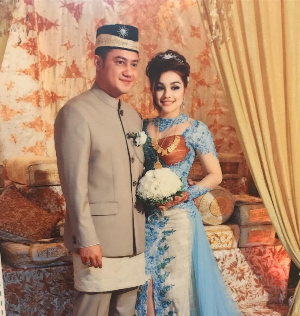 Beda gaya pernikahan 10 seleb yang terpaut usia 15 tahun lebih