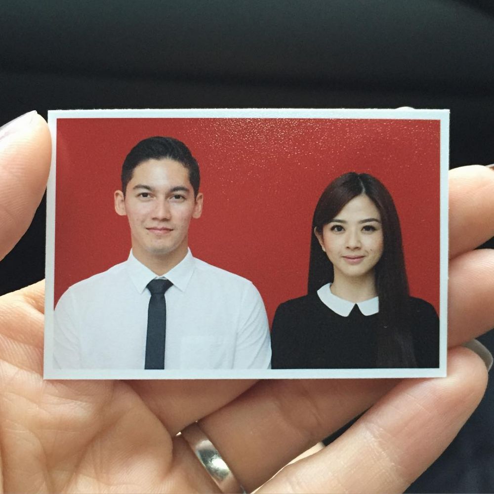 Pesona 15 seleb cantik di pasfoto buku nikah, parasnya curi perhatian