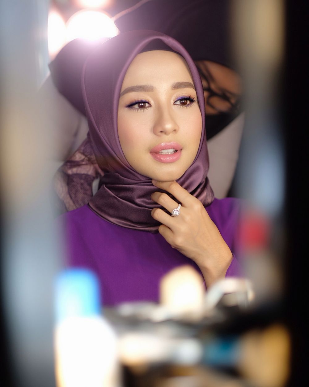 Biasa natural, ini 10 potret Laudya Cynthia Bella bermakeup tebal
