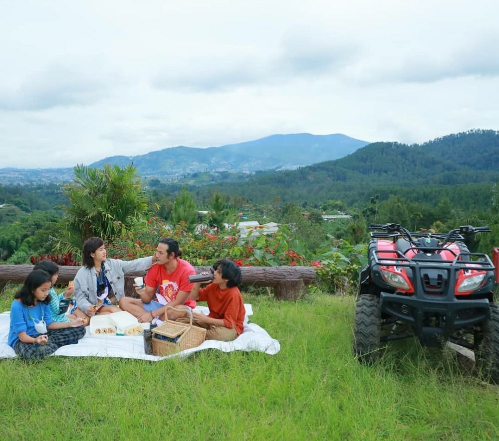 Potret 10 seleb ajak anak main di alam, kompak dan penuh keseruan